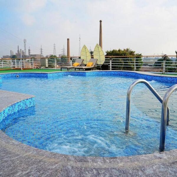 Sombra azul sobre el Nilo durante un crucero tranquilo.