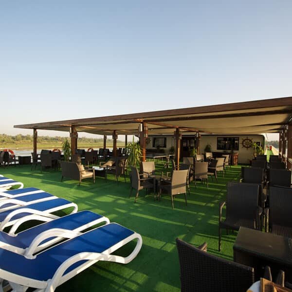 Crucero en un barco Commodore por el Nilo con vistas escénicas.