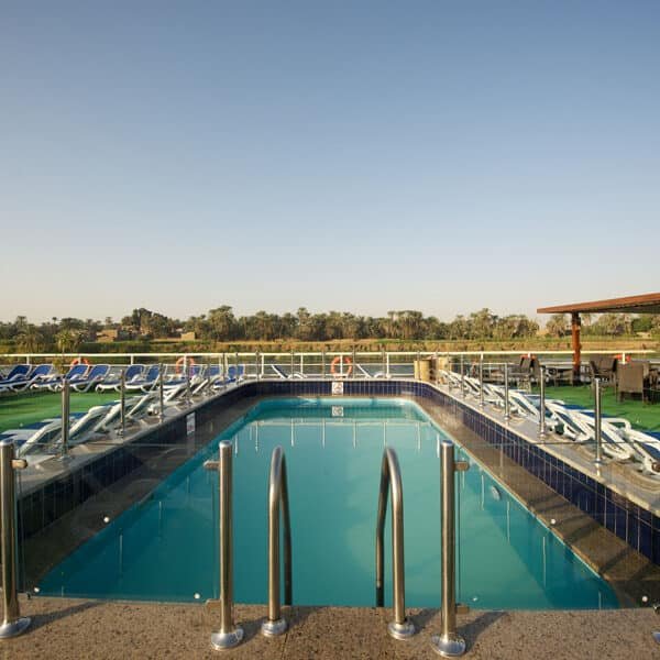 Crucero Commodore por el Nilo mostrando paisajes escénicos.