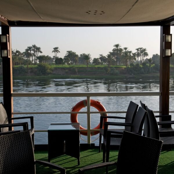 Crucero Commodore por el Nilo con vistas escénicas y lujosos servicios.