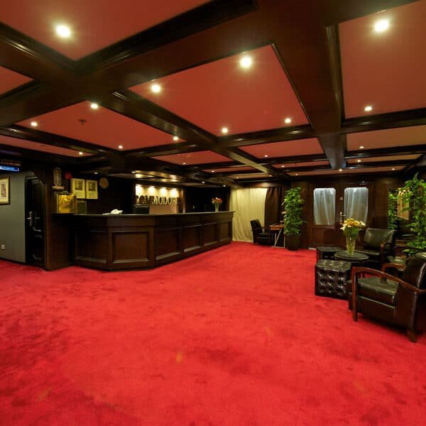 Barco crucero Commodore navegando por el Nilo con vistas escénicas.