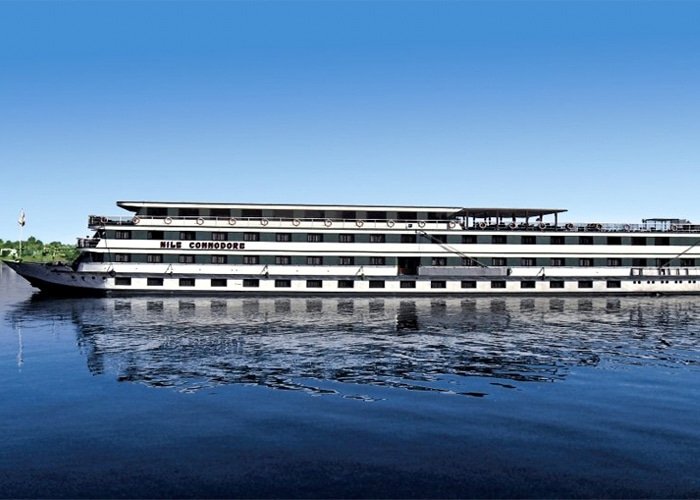 Crucero por el Nilo a bordo del Commodore con vistas panorámicas.