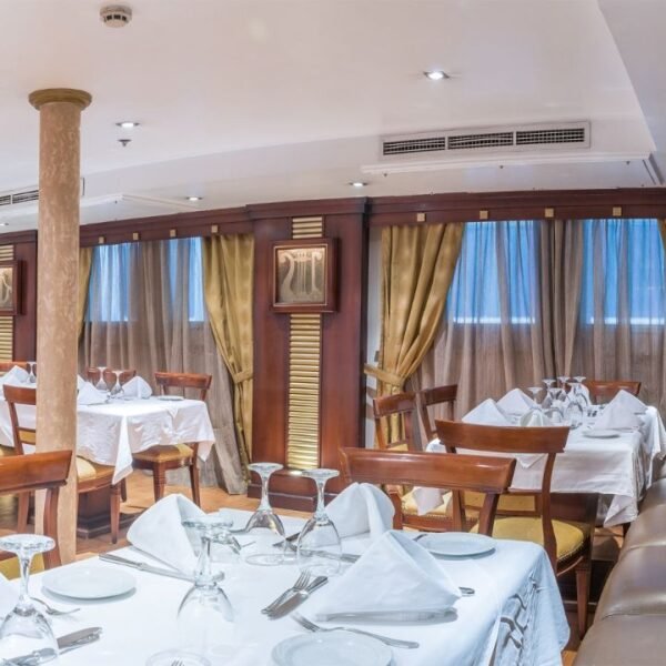 Concierto en un crucero por el Nilo con músicos y ambiente vibrante.