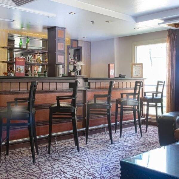 Concierto en un crucero por el Nilo con músicos y vistas escénicas del río.