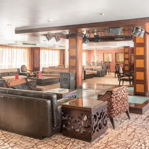 Vista escénica de un concierto en un crucero por el Nilo con elementos culturales vibrantes.