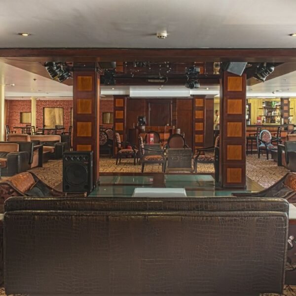 Concierto en un crucero por el Nilo con vista al río y al atardecer.