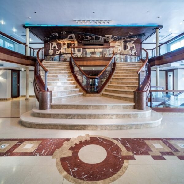 Músicos actuando en un barco durante un concierto en un crucero por el Nilo.