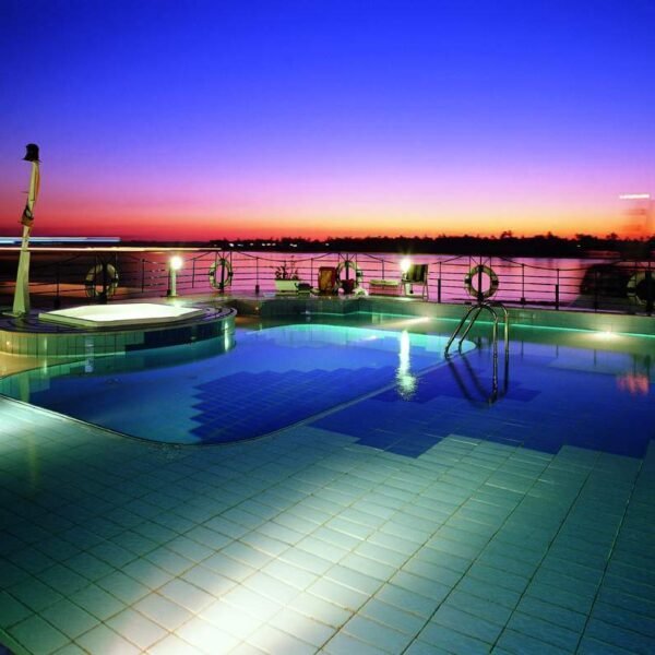 El Grand Princess navega por el río Nilo con vistas a monumentos antiguos.