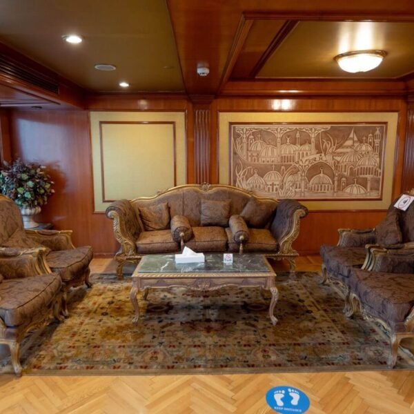 Recreación de Tutankamón explorando el Nilo en un crucero.