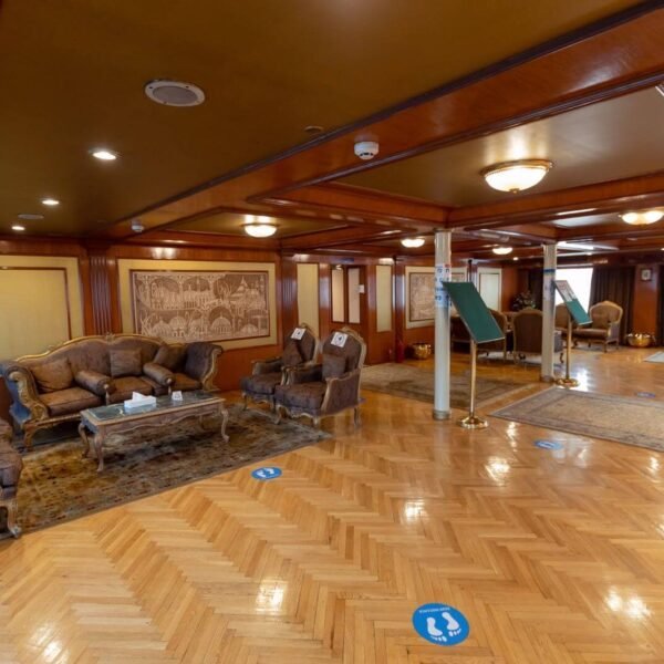 Recreación de Tutankamón en un crucero por el Nilo, explorando historia antigua.