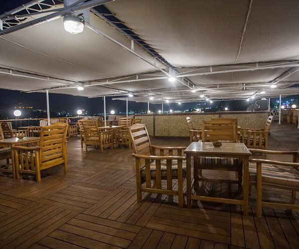 Sara disfrutando de un crucero por el Nilo con vistas panorámicas y monumentos históricos.