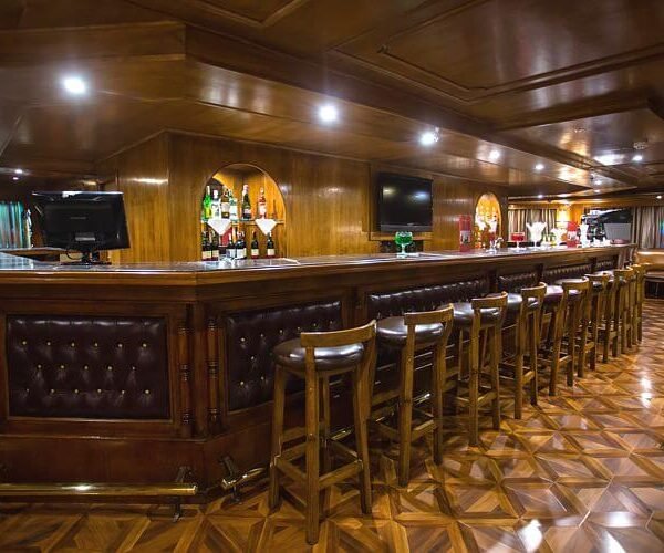 Sara disfrutando de un crucero por el Nilo con paisajes exuberantes y monumentos históricos.