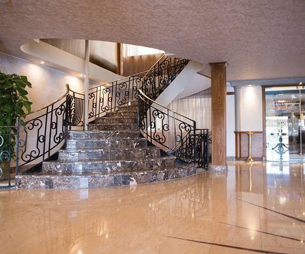 Sara disfrutando de un crucero por el Nilo con vistas panorámicas y monumentos históricos.