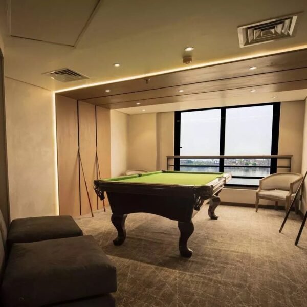 Crucero Semiramis por el Nilo con vistas panorámicas y lujosos servicios.