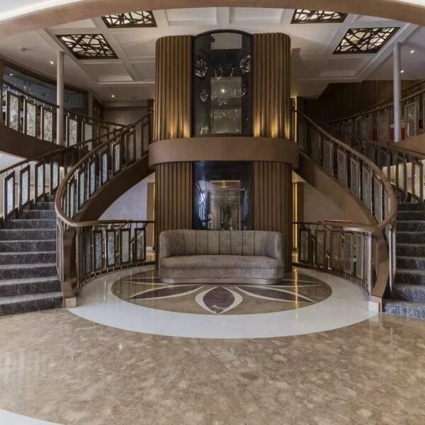 Crucero por el Nilo a bordo del Semramis I, con paisajes exuberantes y monumentos históricos.