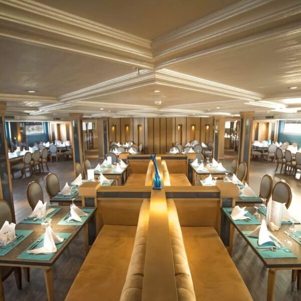 Crucero Semiramis por el Nilo con paisajes y sitios históricos.