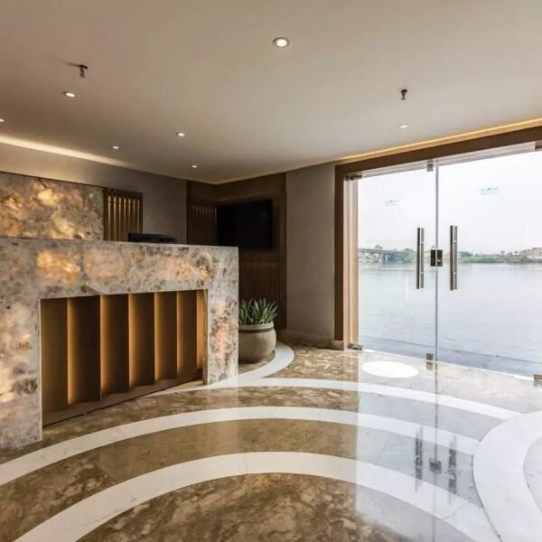 Crucero por el Nilo a bordo del Semramis con paisajes impresionantes y monumentos históricos.