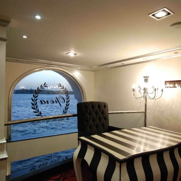 Barco de crucero navegando por el río Nilo con vistas panorámicas y monumentos históricos.