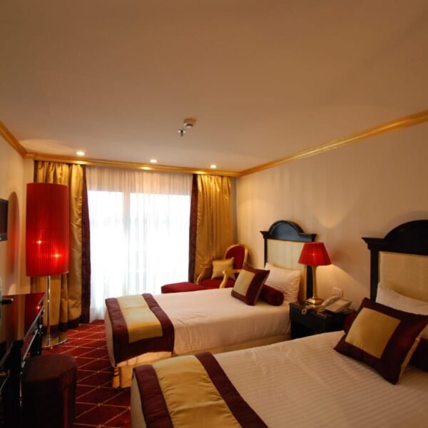 Crucero por el Nilo con paisajes hermosos y sitios históricos.