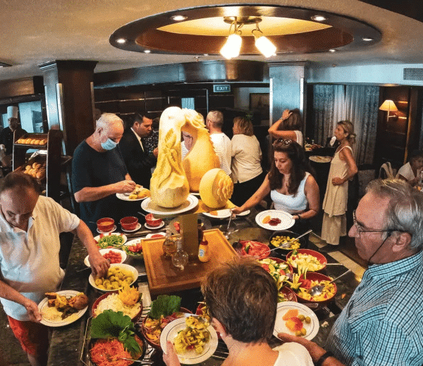 Crucero por el Nilo con paisajes impresionantes y arquitectura antigua.