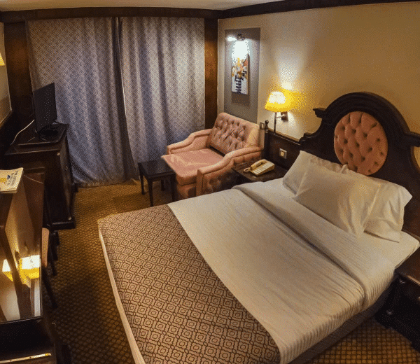 Crucero por el Nilo con vistas impresionantes y monumentos antiguos.