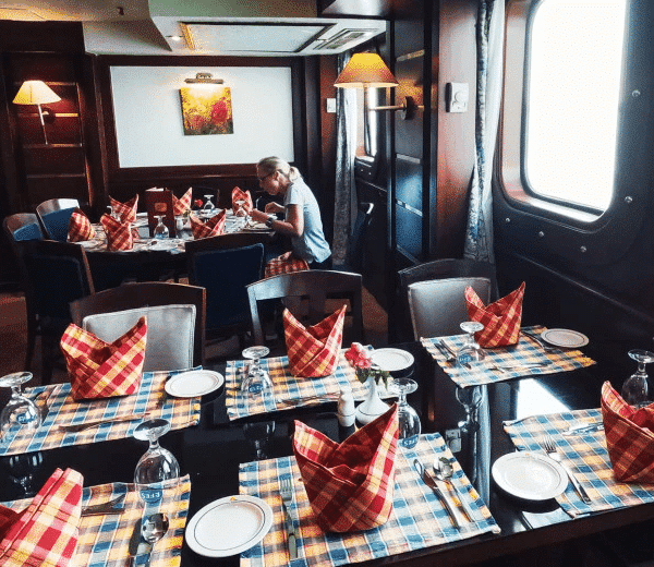 Crucero por el Nilo con vistas panorámicas y monumentos históricos.