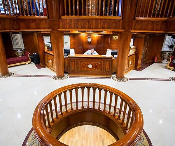 Princesa Sarah disfrutando de un crucero por el Nilo con vistas panorámicas.