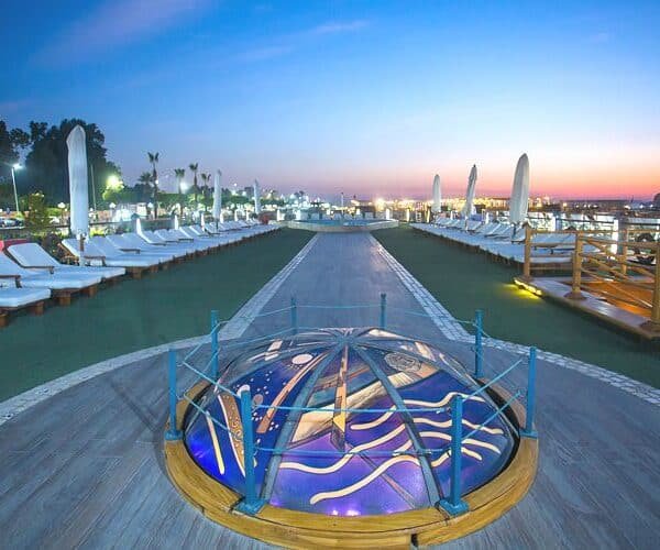 Princesa Sarah disfrutando de un crucero por el Nilo con vistas escénicas.