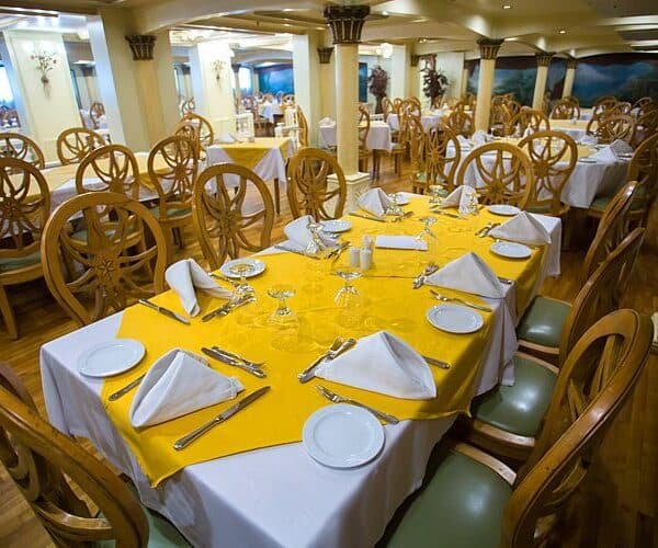 Princesa Sarah disfrutando del crucero por el Nilo con vistas espectaculares.