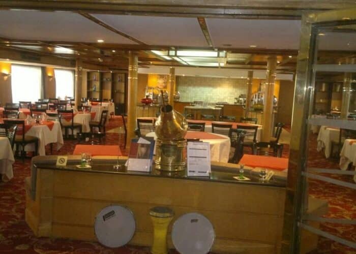 El crucero Radamis navegando por el Nilo con paisajes escénicos y sitios históricos.