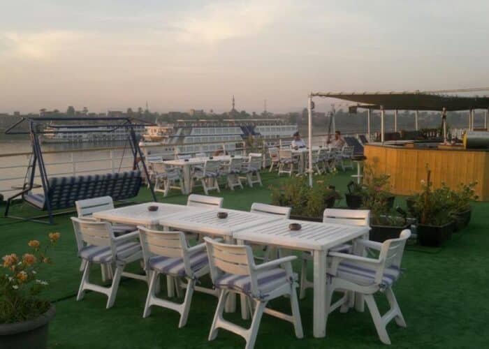 Radamis disfrutando de un crucero por el Nilo con vistas históricas.