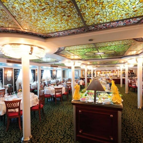 Crucero de lujo por el Nilo con decoración de rubí real.