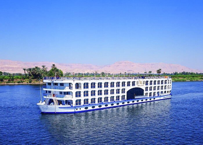 Patrón abstracto con texturas dinámicas en tonos azules y blancos.