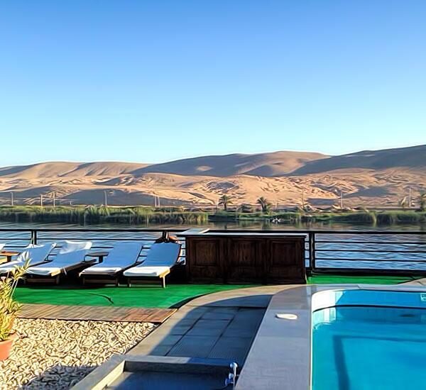 Zeina disfrutando de un crucero por el Nilo con vistas impresionantes.