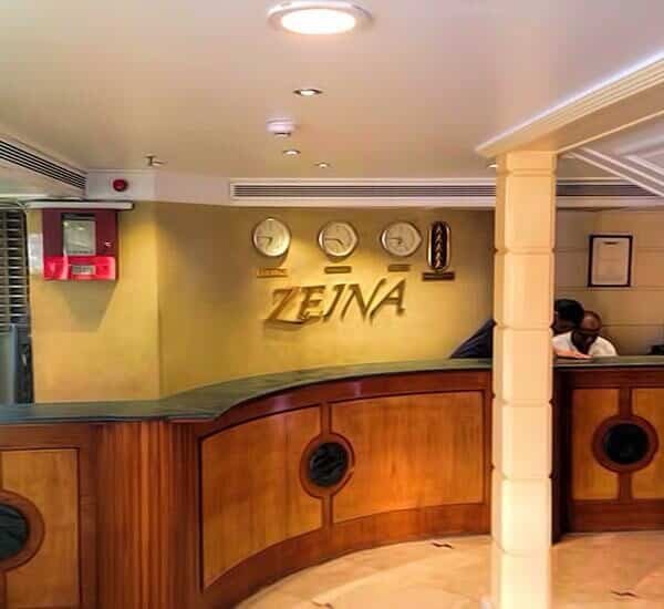 Zeina disfrutando de un crucero en el Nilo con vistas panorámicas y paisajes vibrantes.