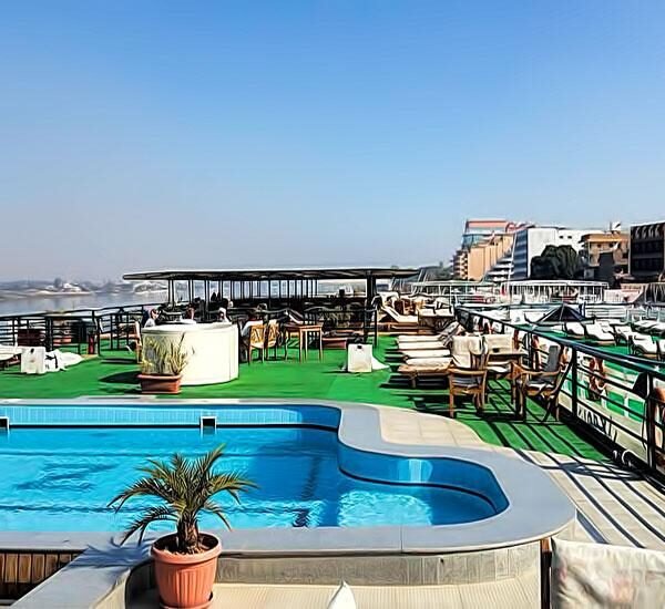 Zeina disfrutando de un crucero por el río Nilo con vistas panorámicas.