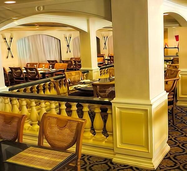 Vista panorámica del crucero por el Nilo con paisajes exuberantes y monumentos históricos.