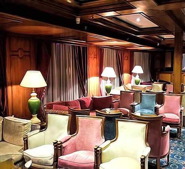 Zeina disfrutando de un crucero por el río Nilo con vistas panorámicas.