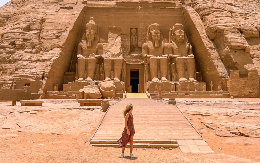 Turista extranjera admirando el majestuoso Templo de Abu Simbel en Asuán, Egipto.
