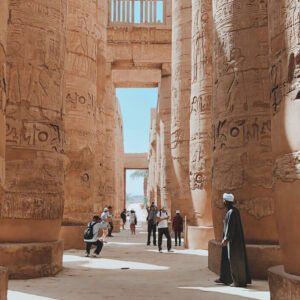 Vista impresionante del interior del Templo de Karnak con arquitectura antigua y detalles históricos.