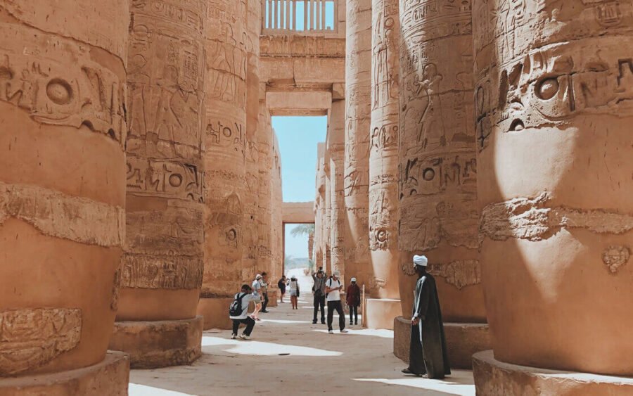 Vista impresionante del interior del Templo de Karnak con arquitectura antigua y detalles históricos.
