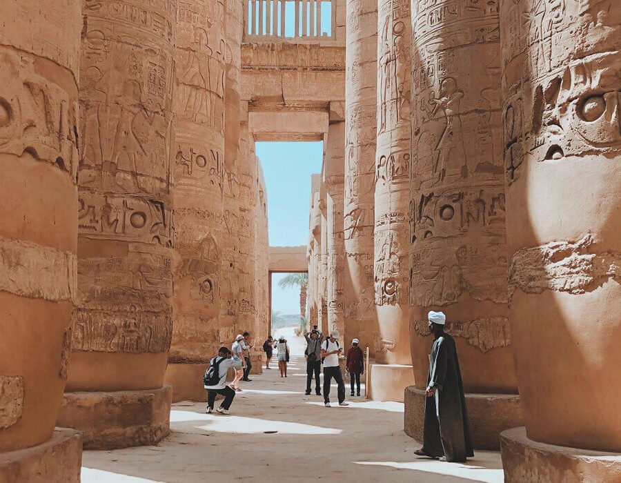 Vista impresionante del interior del Templo de Karnak con arquitectura antigua y detalles históricos.
