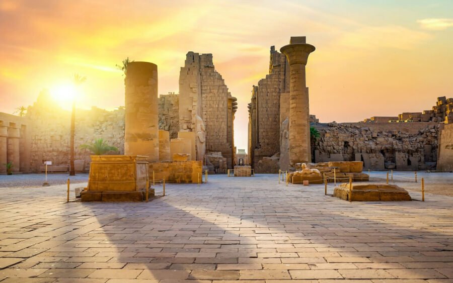 Templo de Karnak en Luxor con impresionante arquitectura y jeroglíficos.
