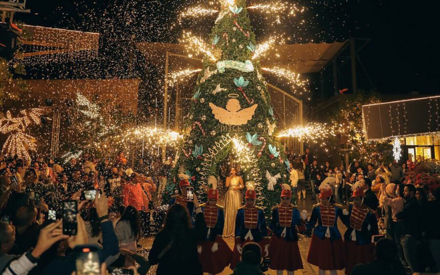 Decoraciones navideñas brillantes en El Cairo durante la temporada festiva.