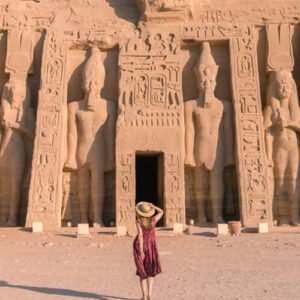 Niña admirando el templo de Abu Simbel en Egipto.