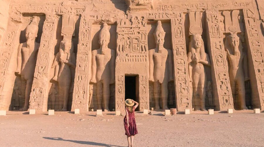 Niña admirando el templo de Abu Simbel en Egipto.