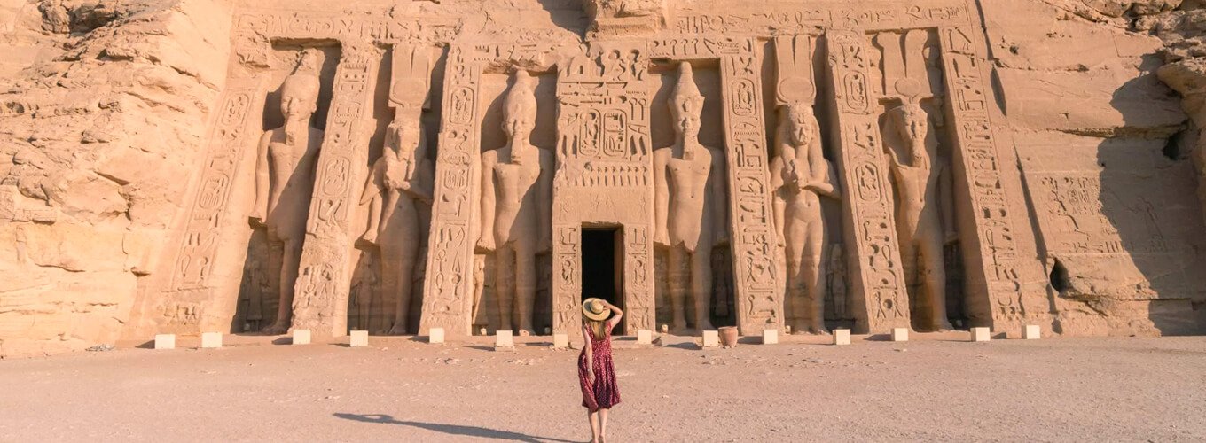 Una-maravillosa-imagen-de-una-niña-frente-al-templo-de-Abu-Simbel Niña admirando el templo de Abu Simbel en Egipto.