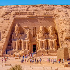 Vista del Gran Templo de Abu Simbel con detalles arquitectónicos impresionantes.