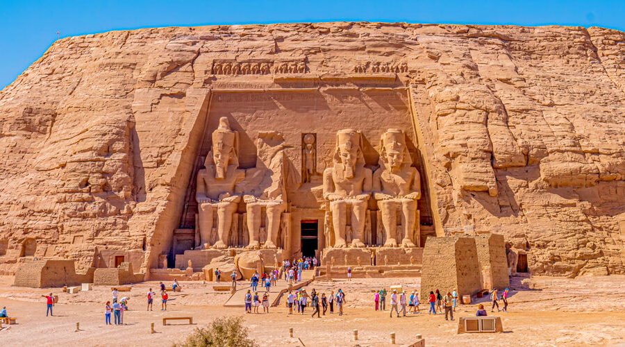 Vista del Gran Templo de Abu Simbel con detalles arquitectónicos impresionantes.