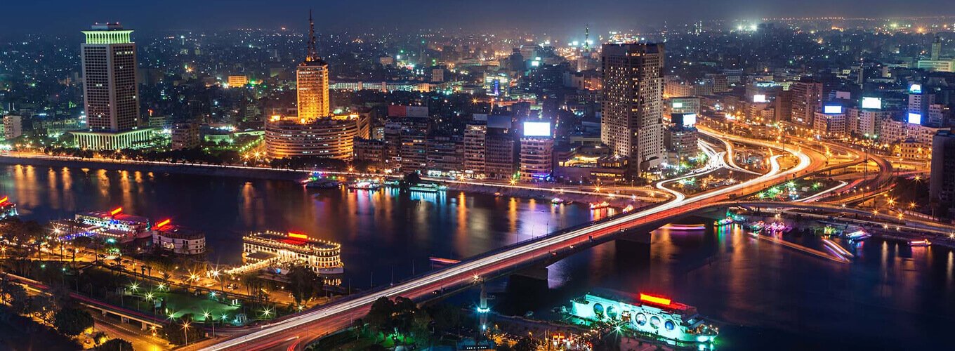 una-maravillosa-imagen-de-el-cairo-de-noche Vista nocturna de El Cairo con el horizonte iluminado y vibrante.